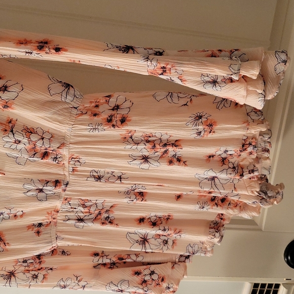 Forever 21 Peach Romper, M. Fits like small. - Picture 3 of 4